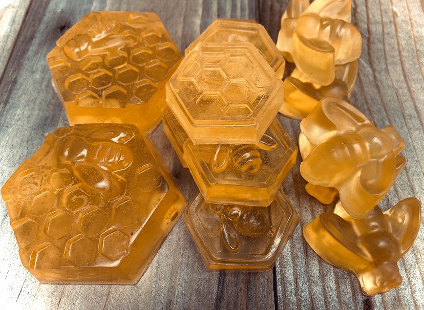 beautyxbars's tweet photo. 🐝🍯 GIVEAWAY 🐝🍯

Includes:
2 Large Honeycomb soaps
6 Mini Honeycomb soaps
6 Honeybee soaps

Made with REAL locally farmed and harvested honey here in Hawai'i 💛

Rules:
- US resident
- Must be following me
- RT/LIKE
- Comment 1 friend

Giveaway ends: 4/26 https://t.co/HpUPekOMbo