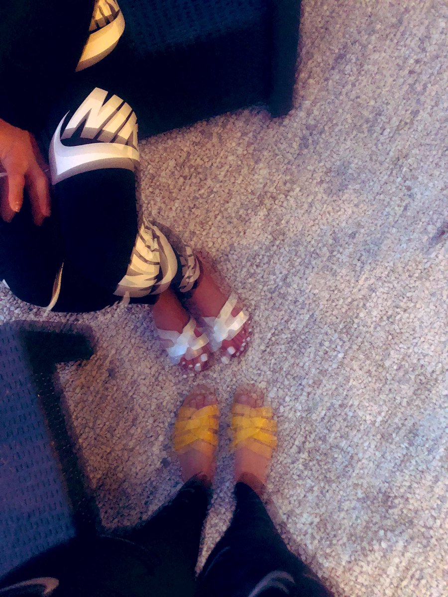 maitressejulia2's tweet photo. Aux pieds de vos reines les petites chiennes ! Viens raquer pour admirer pupute 👑🐶😈 #domina #deesses #soumis #fetichiste #moneyslaves #moneymiss #pieds #sousmerde https://t.co/ppFiCwZgkg