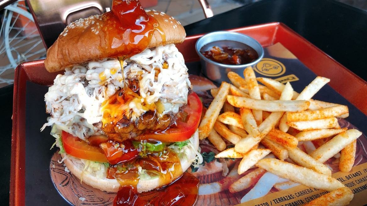 ElGaraje1996's tweet photo. 💛🍔 ESPECIAL
Menú: https://t.co/4KC5Jryoef
📍#BUCARAMANGA
CABECERA: 6574768 - 6850720
TERRAZAS: 6474457 - 6470204
📍#FLORIDABLANCA
LA FLORIDA: 6187915
📍#BARRANCABERMEJA: 6200927
📍#SAN GIL: 3112437599
📍 MEDELLIN: APP RAPPI
-
#Hamburguesas #ElGaraje #GarajeLovers #RockBurger https://t.co/igtDuqKwZo