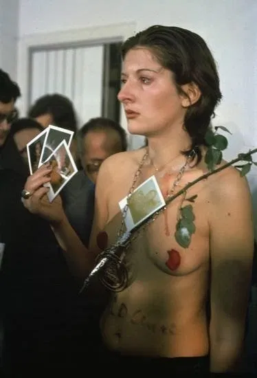 "Me sentí violada, arrancaron mi ropa, me clavaron espinas de rosas en el vientre, me pusieron la pistola en la cabeza", recuerda Marina Abramovic sobre las dos últimas horas.