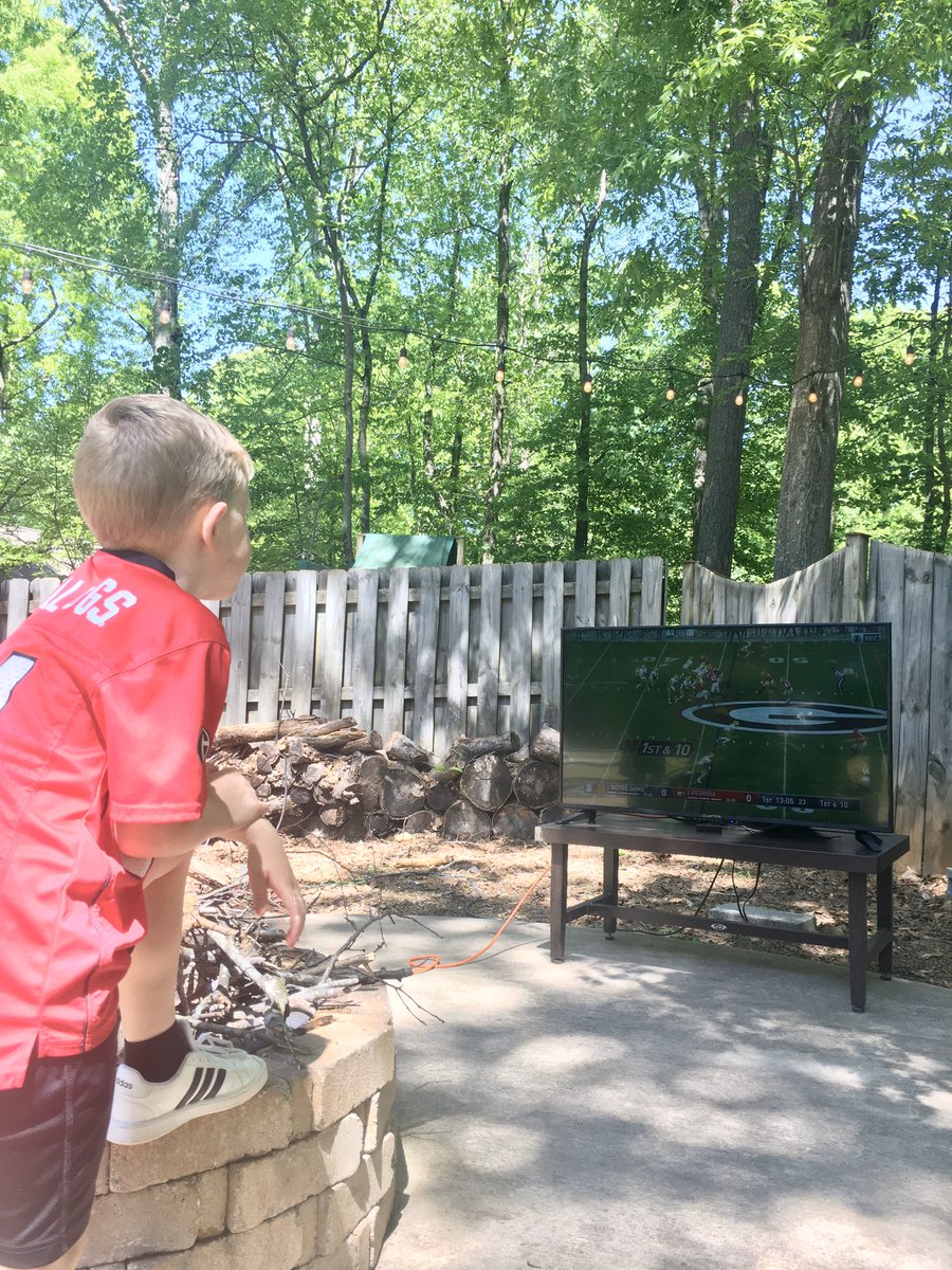 PowellJohnT's tweet photo. Bread. Bourbon. Babes. Bros. 

Social Distancing Watch Party &amp; Tailgate. Go Dawgs!

@JimWoodPMP Thanks for the Day!

#VirtualGDay #GoDawgs #EveryDawgHasHisSocialDistancingDay https://t.co/fjLzzNny1W