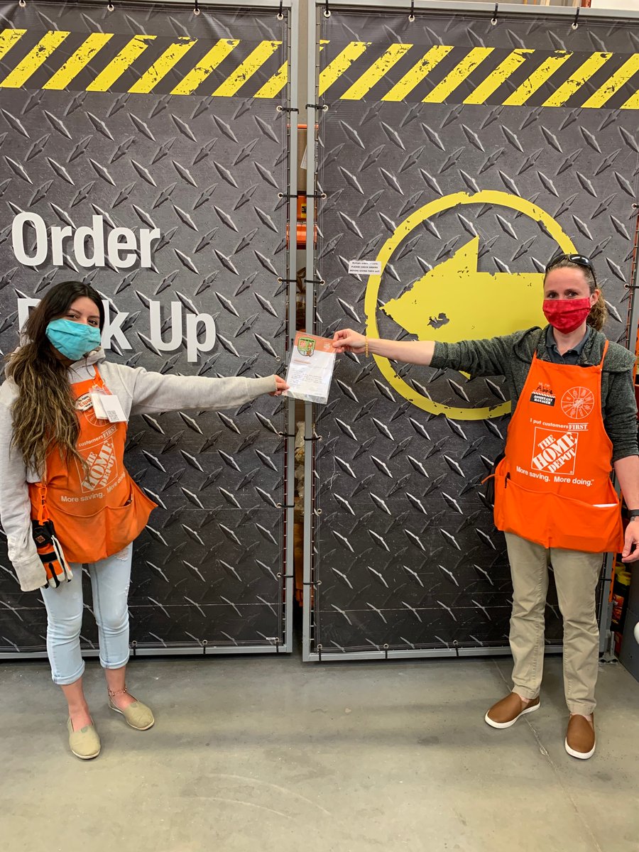 Super proud of service desk associate Jackie. She is passionate about providing excellent customer service with a smile!!! <a href="/elisiatumHD/">Elisia Tummings</a> @ldoneal42 @zach_tithof <a href="/mlindsey1223/">Mandy Henry</a> <a href="/harvey_doleman/">Harvey Doleman</a>