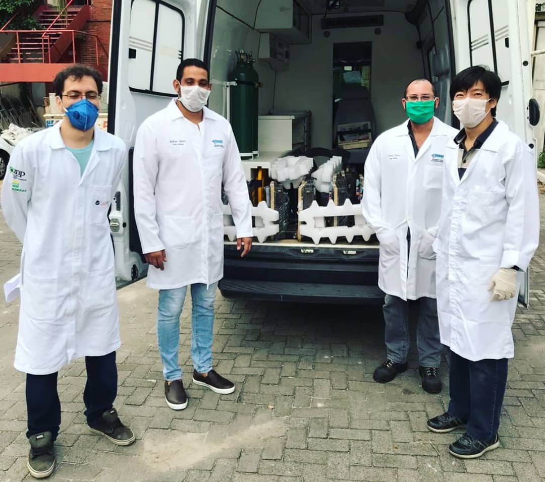 ufesoficial's tweet image. O laboratório de manutenção de equipamentos hospitalares fez a sua primeira entrega! 5 respiradores e 17 monitores estão funcionando novamente e prontos para ajudar quem precisa. Além dos itens entregues, o conserto de mais 10 monitores e 5 respiradores está quase finalizado.