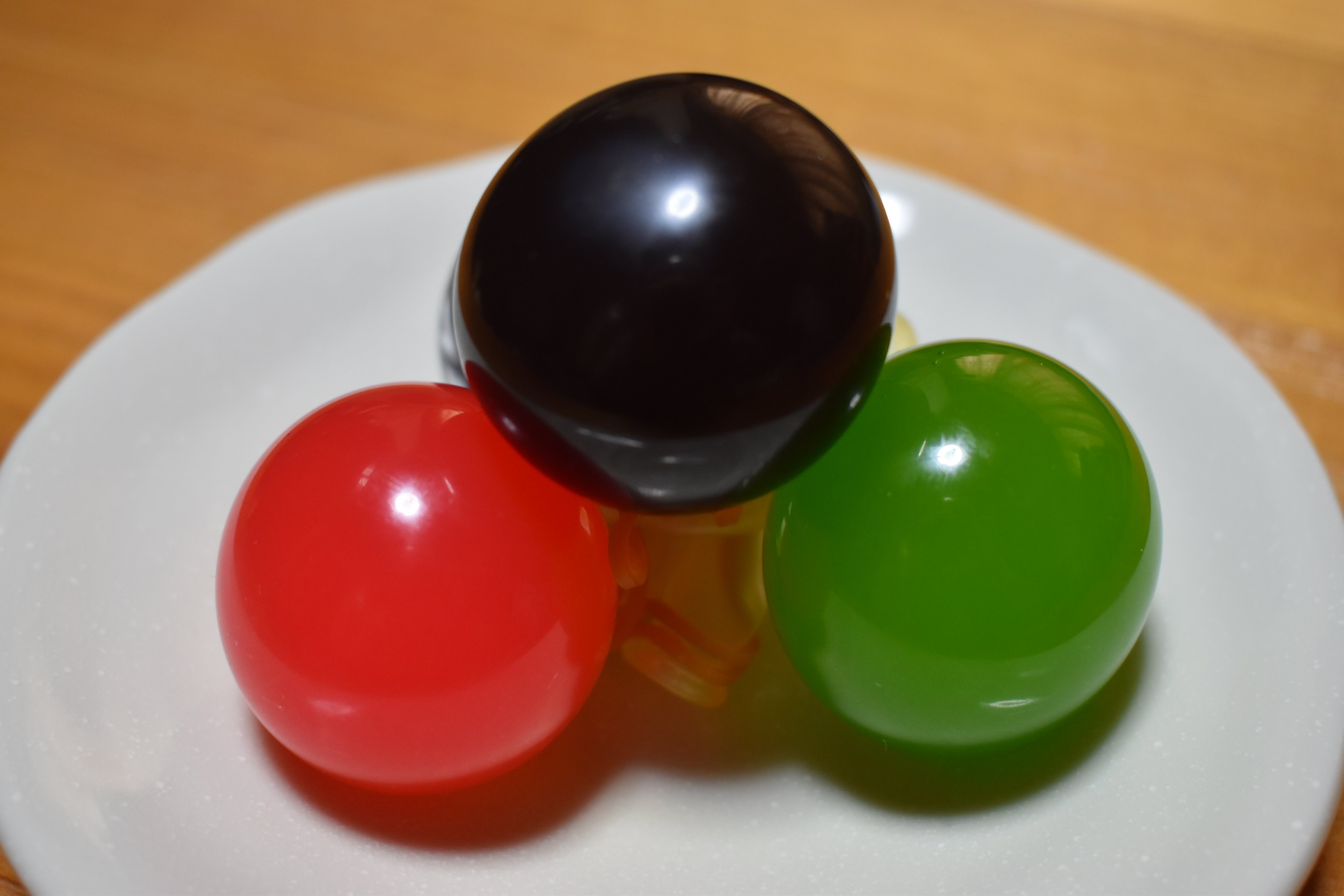 光惟 菓子暦 今朝はちょっと目先を変えて 玉羊羹 小さなゴム風船の中に羊羹を入れた普段菓子 何か楽し気な感じですが誕生のきっかけは日中戦争だったそうです Tvは 時局は戦時下と同じ とコロナウイルス禍の緊迫感を伝えています これを目に