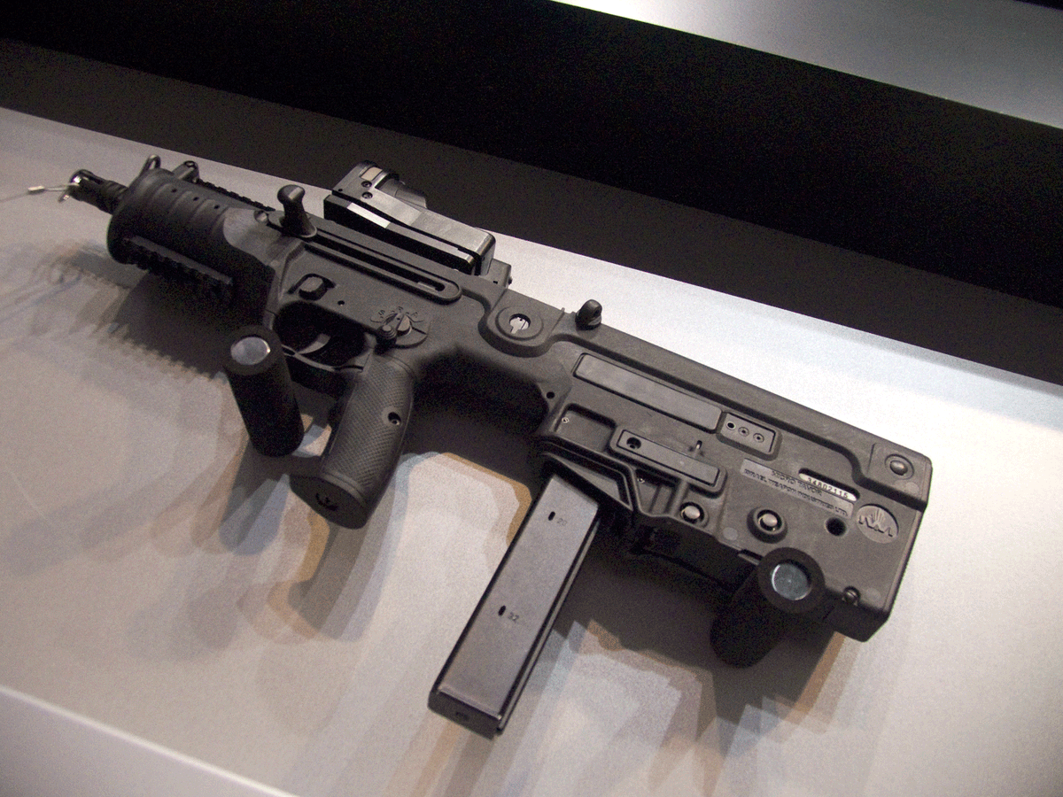 ウチューじん ささき على تويتر 男の子が大好きなブルパップデザインは バネの入っている筒 や ただの棒 である尾筒や肩当ての容積も銃身として活用することで 全長に対する銃身長を稼げるメリットがあるのだけれど なんかイマイチ主流になれないのよね