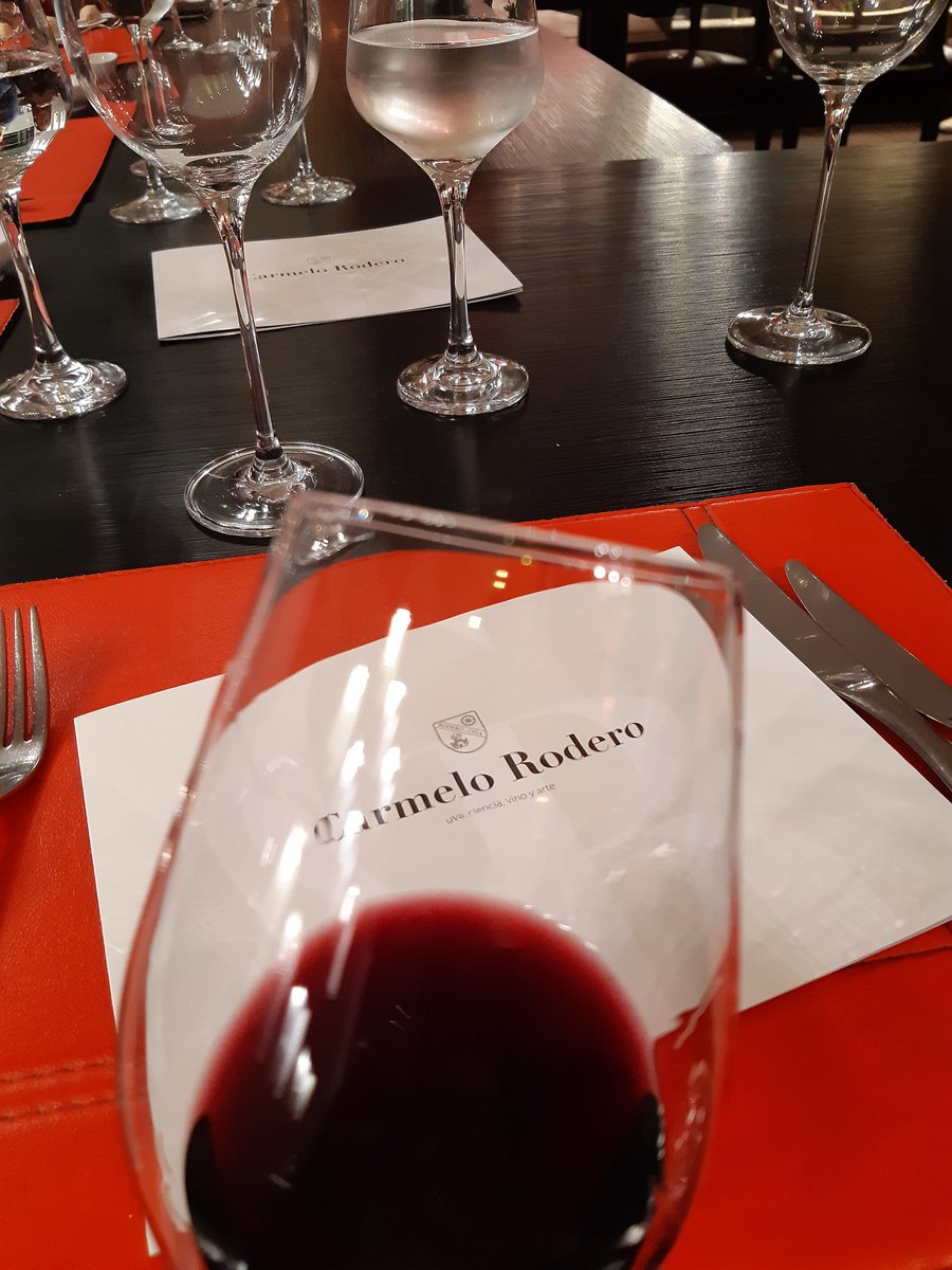 tatogourmet's tweet photo. #CarmeloRodero Me emociona evidenciar cómo una persona le traslada su esencia a un Vino.
Esto fue hace unas semanas en el Restaurante Las Cuatro Estaciones https://t.co/Q40TqrCVcX