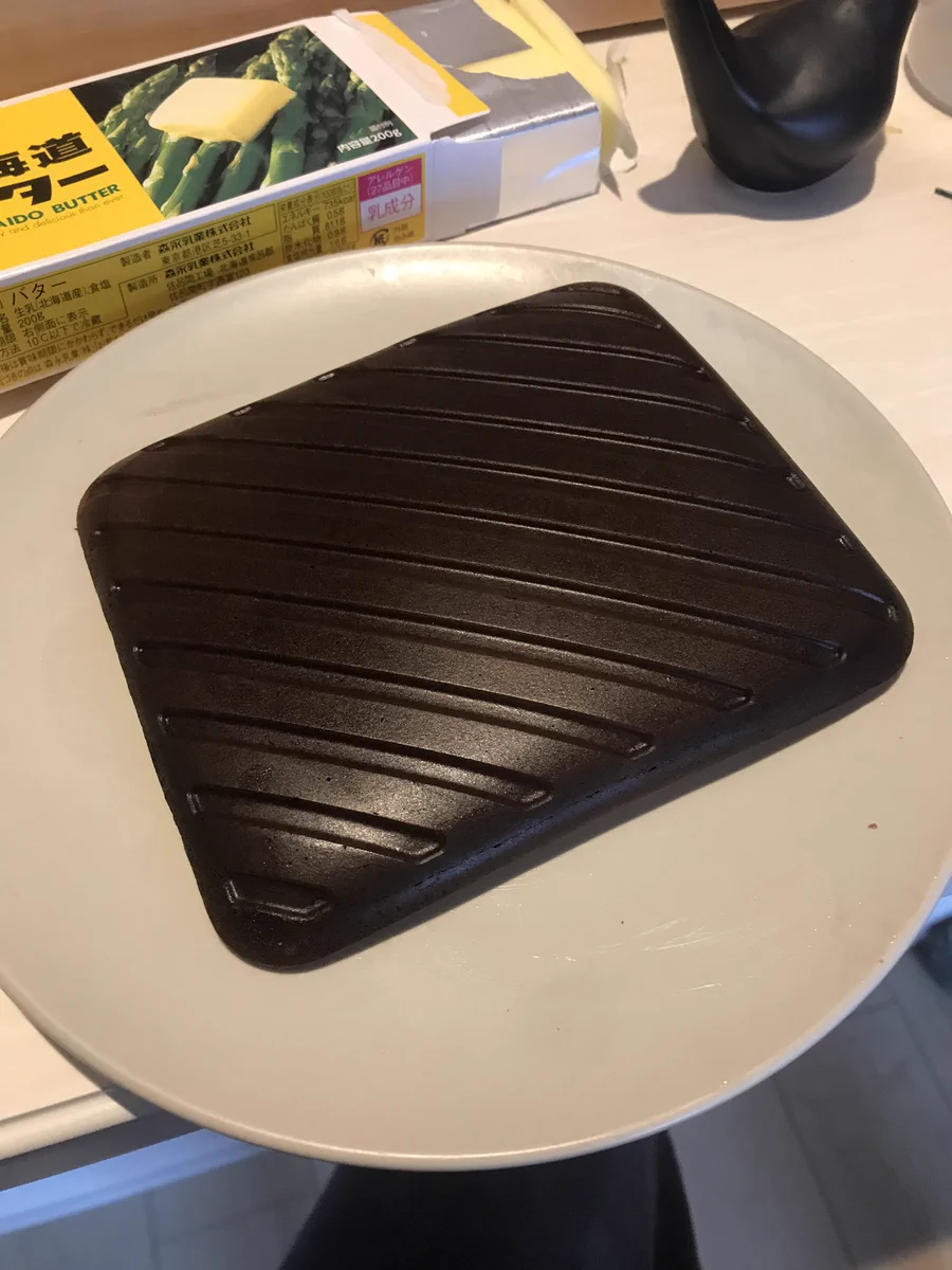 パンケーキを作ろうとしたのに！艶々な鉄板が出来上がったwww