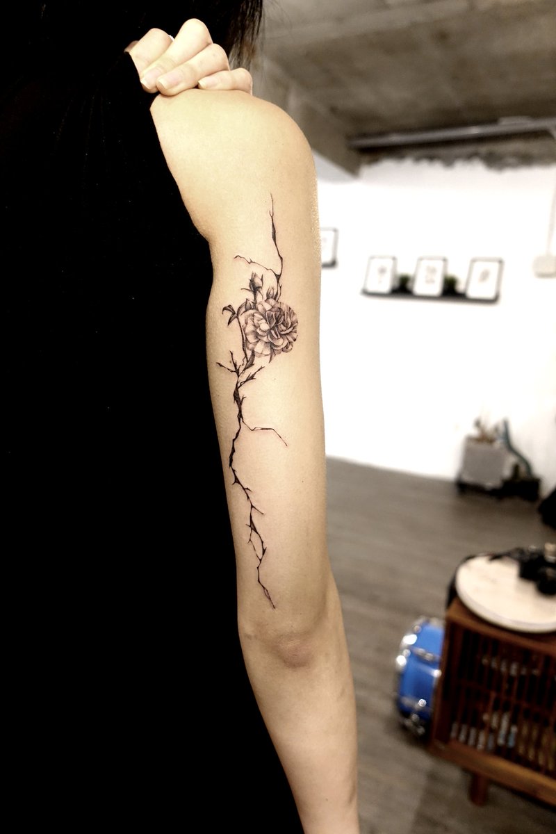 TattooYuni's tweet photo. 사향장미 그리고 균열
.
.
.
@yuni_tattoo 
@salt__tattooer
#사향장미 #장미꽃 #장미 #균열 #장미타투 #rose #rosetattoo #muskrose #crack #블랙엔그레이 #blackandgrey #감성타투 #tattoo #tattooist #강남타투 #서울타투 #thorn #봄 #spring https://t.co/N5i2HDZKxs