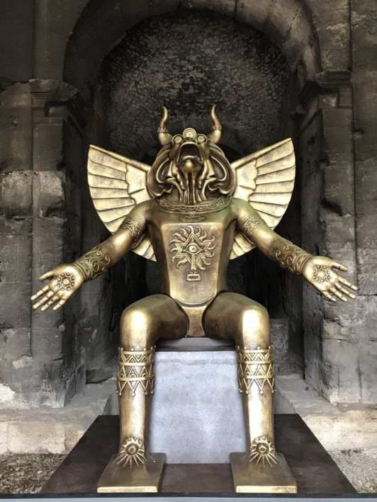 Coincide con lo que denuncia un reconocido pastor gringo, llamado Robert Jeffress, que los demócratas adoran a Moloch. Si no sabes nada de Moloch te pongo en contexto. Una estatua de Moloch fue colocada en 2019 en la entrada del Coliseo de Roma, permitido por el Vaticano.