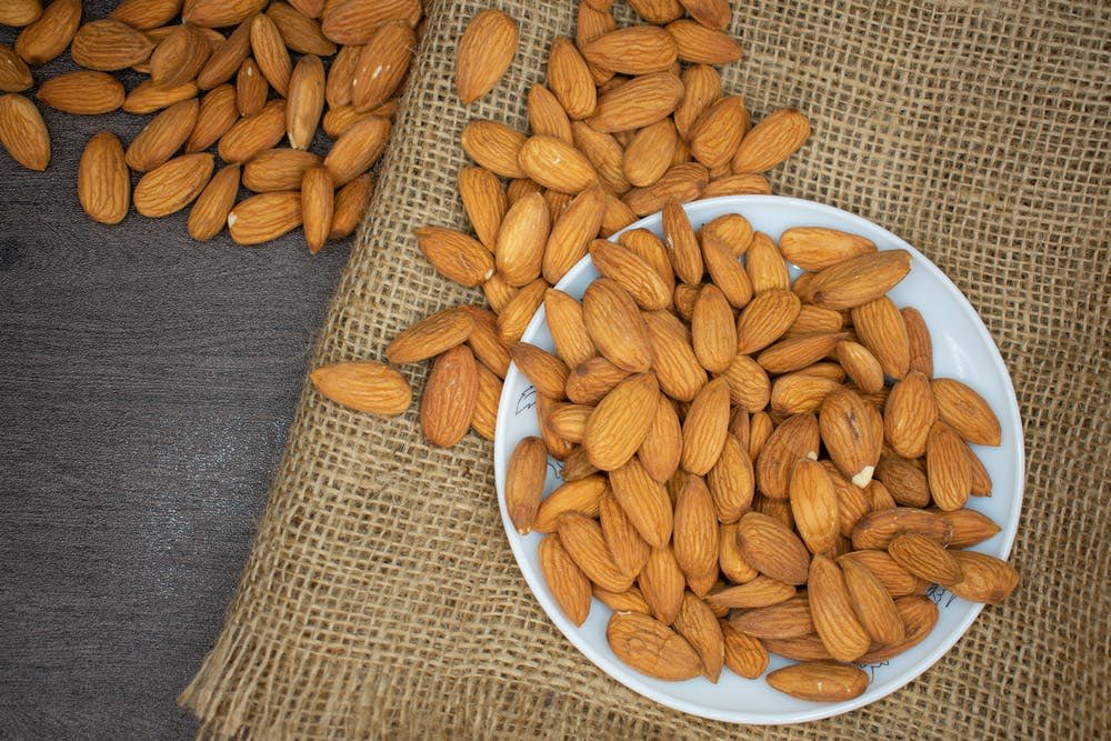 ECSkincare's tweet photo. Lysine, an essential amino acid found naturally in eggs, nuts, &amp; legumes helps the body build collagen. #SkincareTips #HealthyAging https://t.co/s1kqzwmGqy