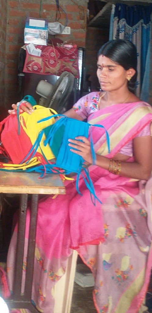 SRajenderReddy7's tweet photo. #weavers and women #SHGs of #Narayanpet get together in an unique partnership to make #Handloom masks. Ayurvedic antibacterial masks are an innovation these rural women have come up with. #Maskon #MaskIndia https://t.co/tP5nPLJXET