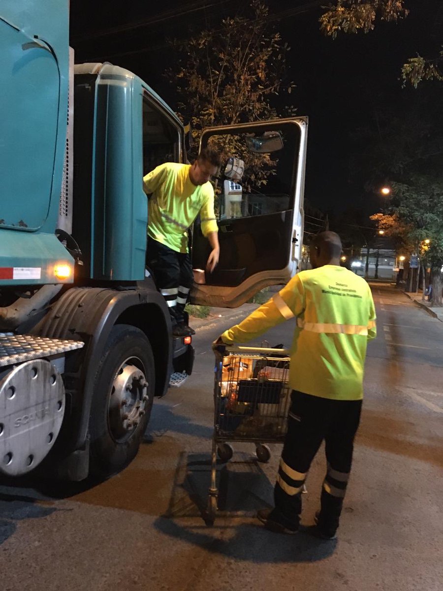 CARARAU's tweet photo. @Muni_provi @biobio @Cooperativa @24HorasTVN @evelynmatthei comparto una linda iniciativa, digna de replicar donde puedan, un pequeño aporte como comunidad a nuestros recolectores de basura quienes mucho se arriesgan y siguen trabajando como si nada pasara... https://t.co/6bFGezk6P2