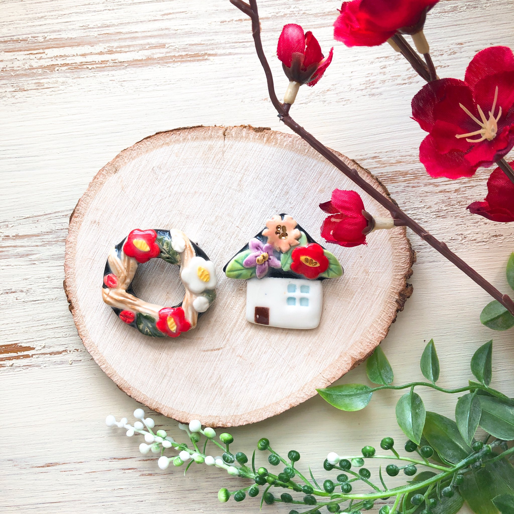 Waco Neco Twitterren 4 19 梅のレリーフ陶器ブローチ 令和のお花 梅 桜 菫 のお家レリーフ陶器ブローチ 和を感じる半立体のレリーフ陶磁器ブローチです 型は使わず花びら 葉っぱ 枝を一枚ずつ重ねて作っています シックに地の色も黒で絵付けしています