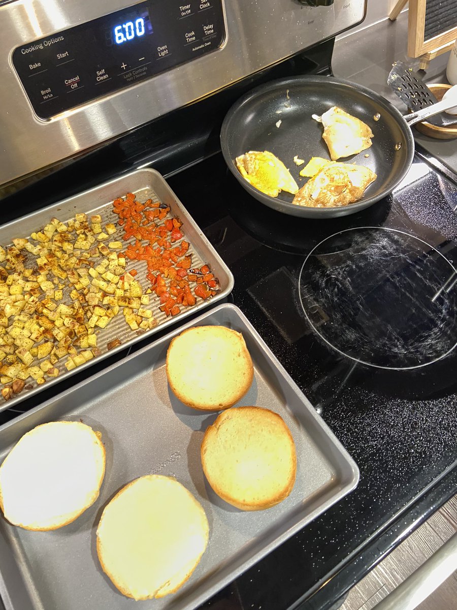 MikeFerraraIU's tweet photo. Didnโt have a grill but @HelloFresh makes it easy to join the #CoachPriceCookingChallenge Sunny-Side Up Gouda Burger with Potato Hash. #GigEm ๐ https://t.co/LUuI2TCkqN