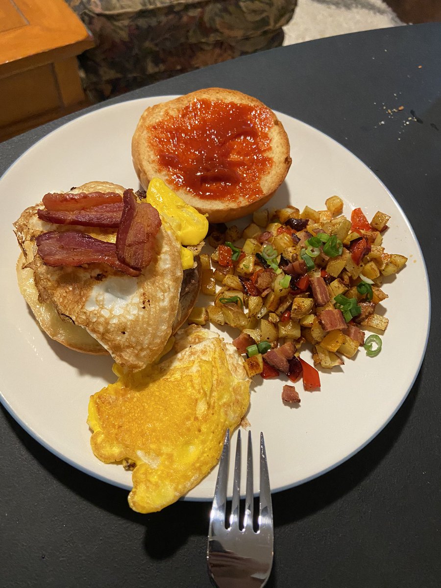 MikeFerraraIU's tweet photo. Didnโt have a grill but @HelloFresh makes it easy to join the #CoachPriceCookingChallenge Sunny-Side Up Gouda Burger with Potato Hash. #GigEm ๐ https://t.co/LUuI2TCkqN