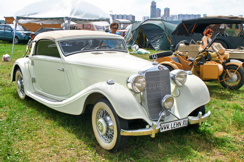 m_benz143's tweet photo. #MercedesBenz #Typ320 #w142 #Cabriolet A, 1939.
EMC-Models L.E. #13 from 50

#mercedes #benz #collectibles #diecast #diecastphoto #modelcar #scalemodels #speedrecord #collectiblemodelscars #classiccars #mercedesmodels# https://t.co/k5W9cSpVrh