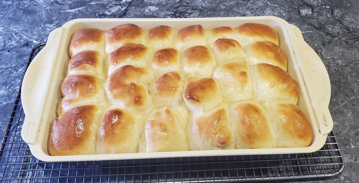 BrianCormier's tweet photo. Hmmmm... Pan rolls brushed with butter fresh out of the oven. #breadcon2020 #bread https://t.co/SDFnwW8gB2
