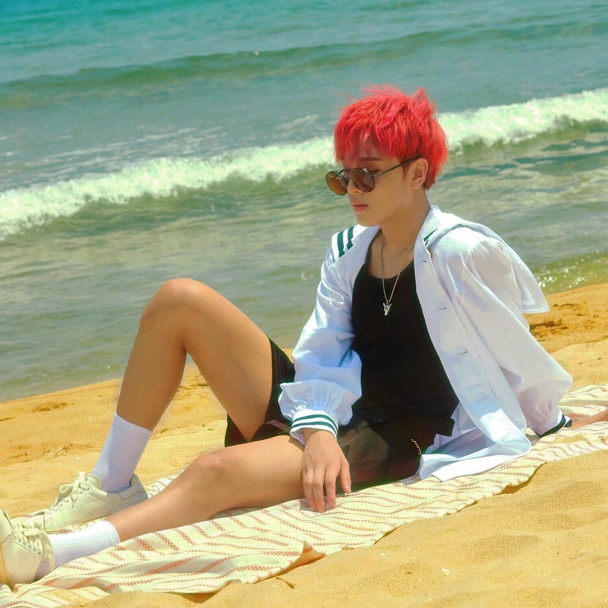 hyuckgospoilers's tweet photo. you ever think back and remember that we young haechan actually happened 🏖 https://t.co/rnRugqalj2