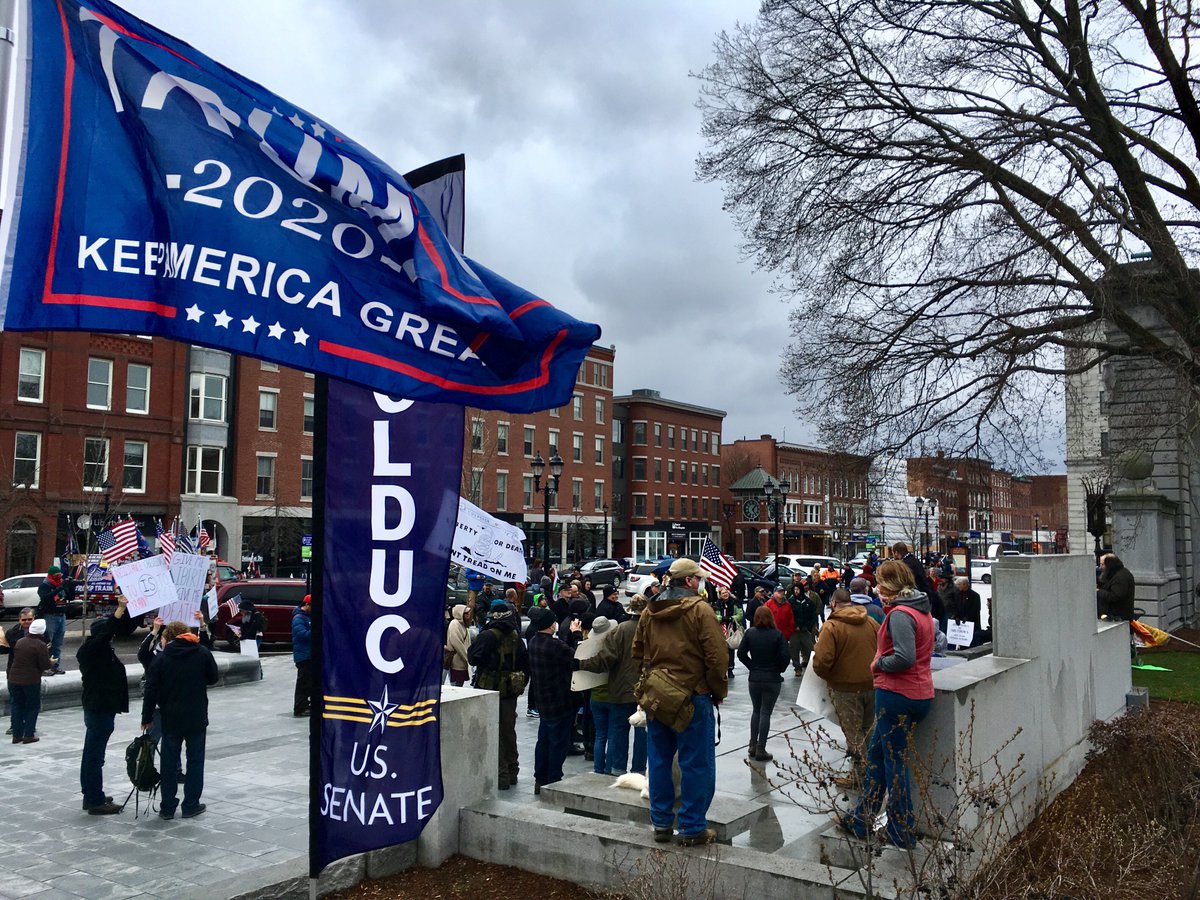 I went to the "Re-open NH" rally today. It was the same scene as in other states: flags, signs, a few masks, and 100s of people upset at NH's shutdown order. Except one major difference: Almost none of the protestors took it out on  @GovChrisSununu.(THREAD) #nhpolitics