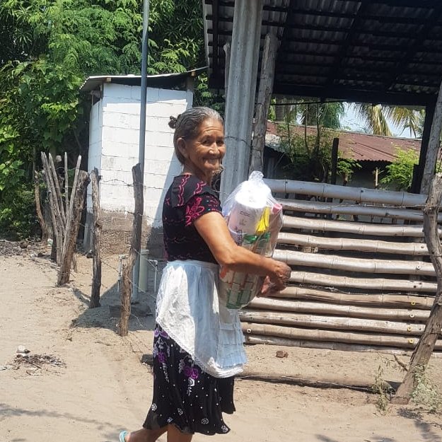 Nos hemos solidarizado con la comunidad
La Pirraya (Usulután) y logramos coordinar la entrega de canastas básicas para las familias de esta comunidad.
Gracias al Tin Ruiz que hicieron posible esta noble causa. 
#JuntosSaldremosAdelante
#IndupalmaSolidario