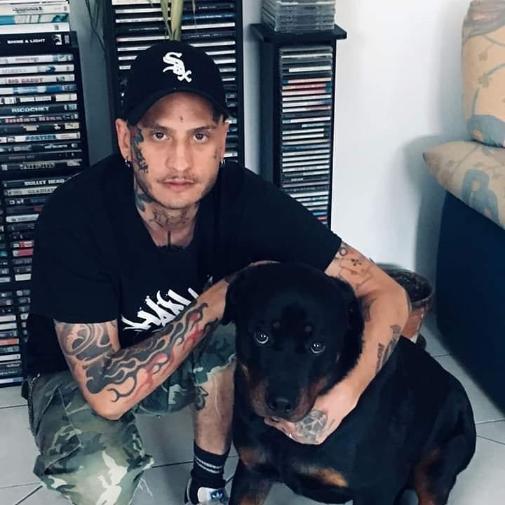 KapoBlod's tweet photo. Nous venons d'apprendre que Jef a décidé d'en finir avec la vie. Il avait joué avec nous en 2018 ainsi que dans @_FootbOi_. On espère que tu as enfin trouvé la paix que tu n'as pas su trouver dans ce monde sans espoir. Repose en paix bonhomme 🕊
https://t.co/66GvQcmnji https://t.co/SWl3vQTsXT