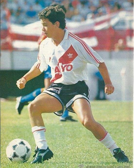 EL DEBUT DE NAPOLEÓN CON LA BANDA🇮🇩
🔙Un 18 de abril de 1993, hace 27 años, debutaba Marcelo Gallardo en la primera de River. Ese día el Millonario le ganaba 2 a 0 a Newell's.