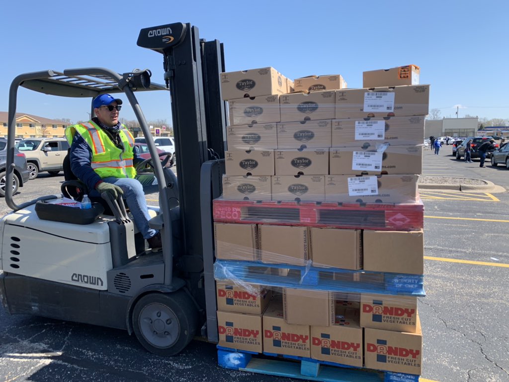 JulieBYurko's tweet photo. Today was SuperSaturday @ILfoodbank with three Mobile Pantries, our Winnebago Community Market open, and our Pop Up Produce Market in Joliet. Thousands served. 🧡 At the end we were a bit tired and slaphappy! Thanks for the giggles! #TogetherWeCanSolveHunger #HavingFunDoingGood https://t.co/uG7HyTfj6t