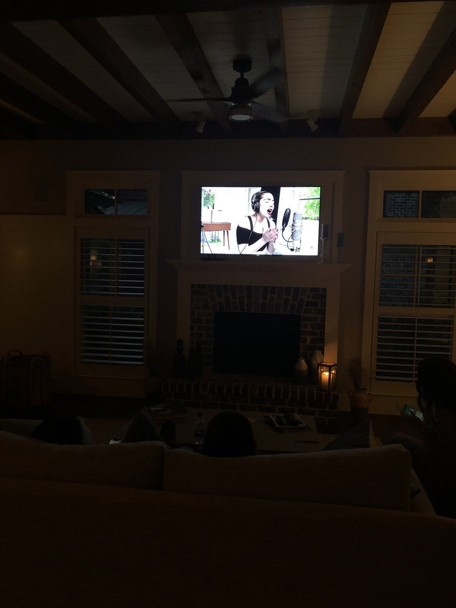 Angie Harmon tweet media