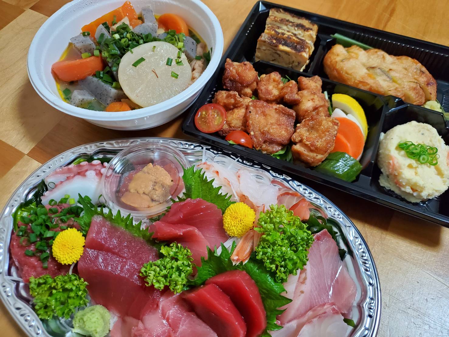 ロケ弁当 Hungry 昨夜のお酒のお供は 鈴虎さんのもつ煮 来ル里botさんのおかずセット 一笑一盃さんのお刺し身盛り合わせをテイクアウト どれも とても美味しく ついついお酒がすすみます 鈴虎 もつ煮 来ル里bot おかずセット 一笑一盃 お