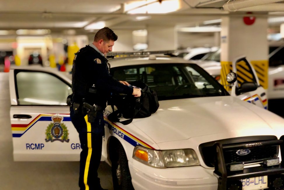 nvanrcmp's tweet image. Complete your nightly routine by removing all valuables and securing your car in a safe, well-lit area. And don't forget to lock the doors! #9pmRoutine #lockoutautocrime