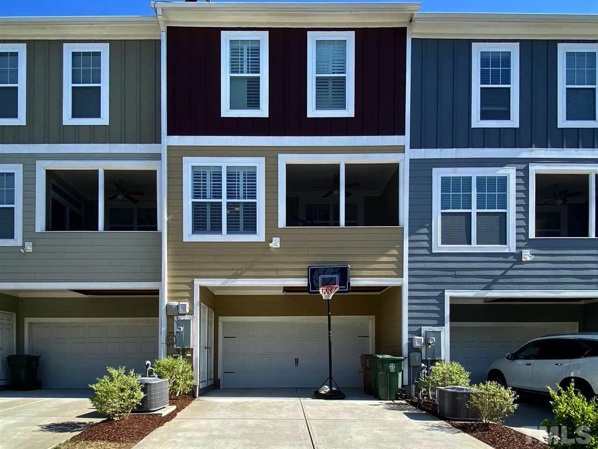 #JUSTLISTED 🔥 Beautifully upgraded 4 bed, 3.5 bath townhome. 📍609 Balsam Fir Drive, Cary, NC.
#TheRamseyRealtorsGroup #ColdwellBankerHPW