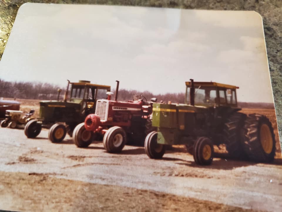 MachineryPete's tweet photo. 5 years ago yesterday Brad Laux of Columbia City, IN lost his grandpa to tractor accident...now Brad searching for grandpa's '72 JD 4620 Power Shift: It’s identifiable by aux fuel tank and full stack weights flipped upside down. Sold from D&amp;D Farm Equip. Warsaw, IN Spring of '96 https://t.co/b7zki9RYZD