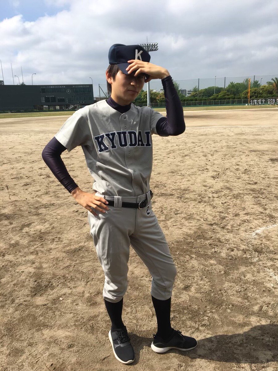 九州大学歯学部準硬式野球部 他己紹介 安藤友 3年 ポジション 投手 外野 練習中 出身 岡崎北 背番号2 近大の飲みサー出身 カリスマ感漂う見た目通り カメラを向けるとキメ顔をし 帽子は浅く被りヘルメットはあまり被らない 後輩 マネ には優しい目を