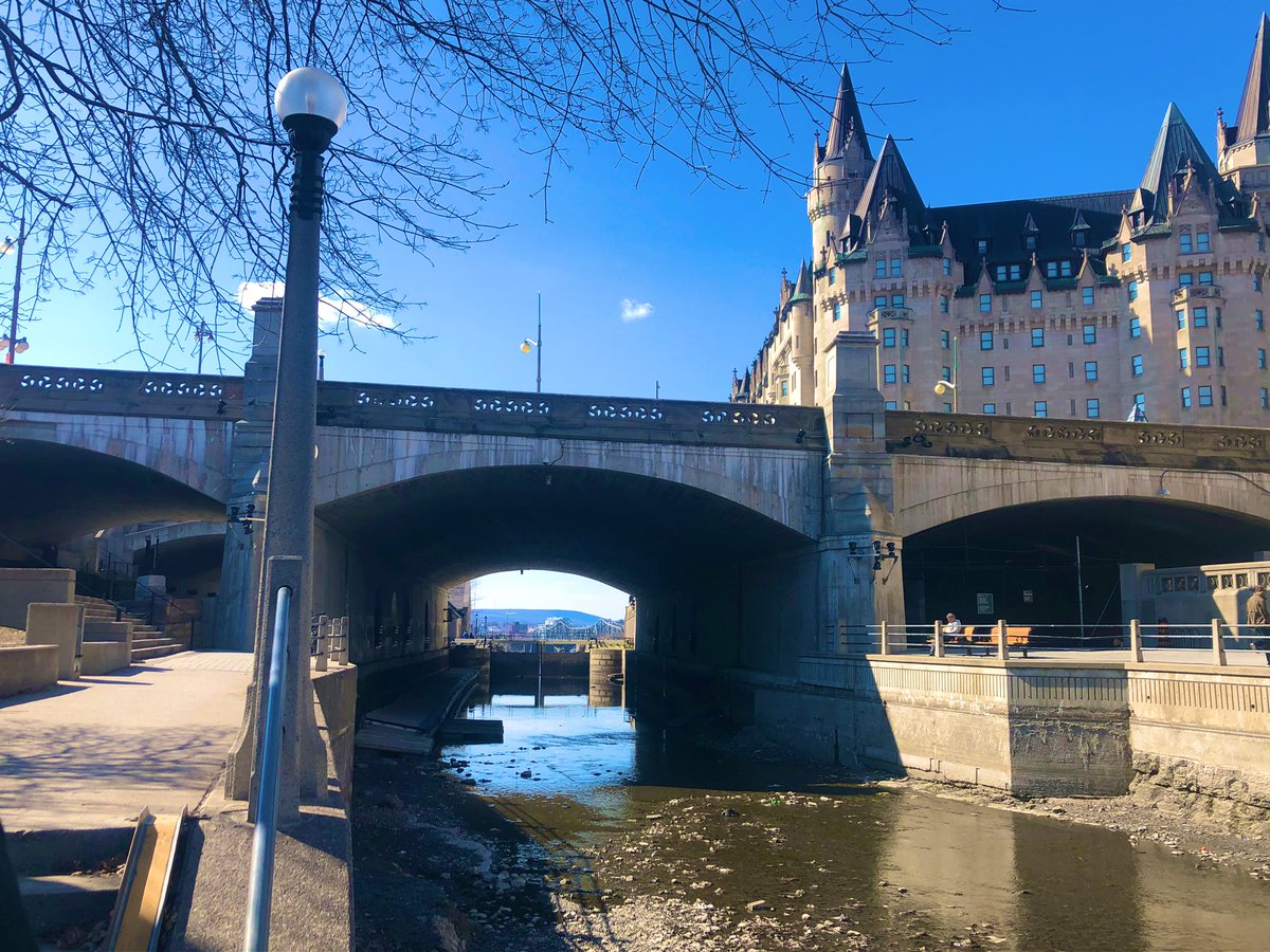 Thank you <a href="/ottawacity/">City of Ottawa</a> for closing a portion of Queen Elizabeth to help facilitate social distancing 🙌🏻 so many people were out today enjoying the beautiful weather ☀️