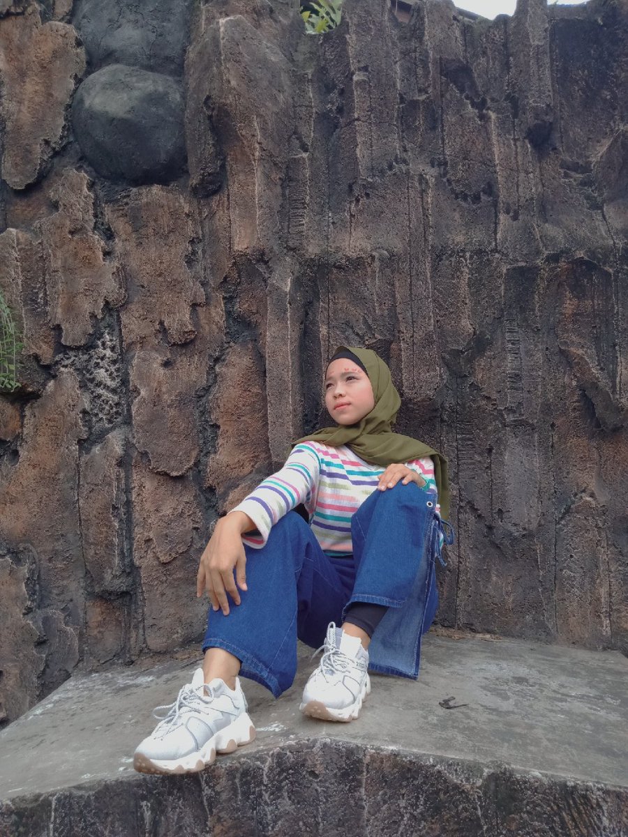 khlfh03's tweet photo. Galau , ambyar, ya karena gabut lah. Gila apa wong ayu galau ambyar beneran hahaha

#OOTD #ootdfashion #oothijab https://t.co/ZzglvTS26y