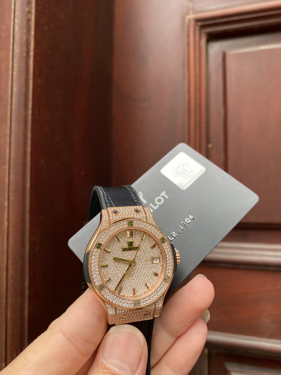 VuLuxury_Com's tweet photo. 🌞 Cần cù bù thông minh
🔔 Chăm chỉ làm việc mong kết quả tốt
🇻🇳  Hublot Classic Fusion King Gold Full Pavé 38mm 
Tình trạng : Mới tinh 100%
✅Mode : https://t.co/PD26Go4295.1704
👉 Giá hãng : 48,900$
✌Tôi bán triết khấu : ~ 34,000$
💯 Tiết kiệm : 15,000$ https://t.co/tfWozYKKoz
