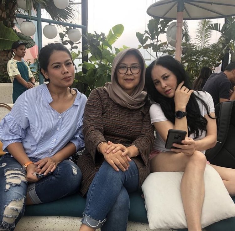 Meriam Bellina, 55yo Foto terakhir like whaatttttt?! 