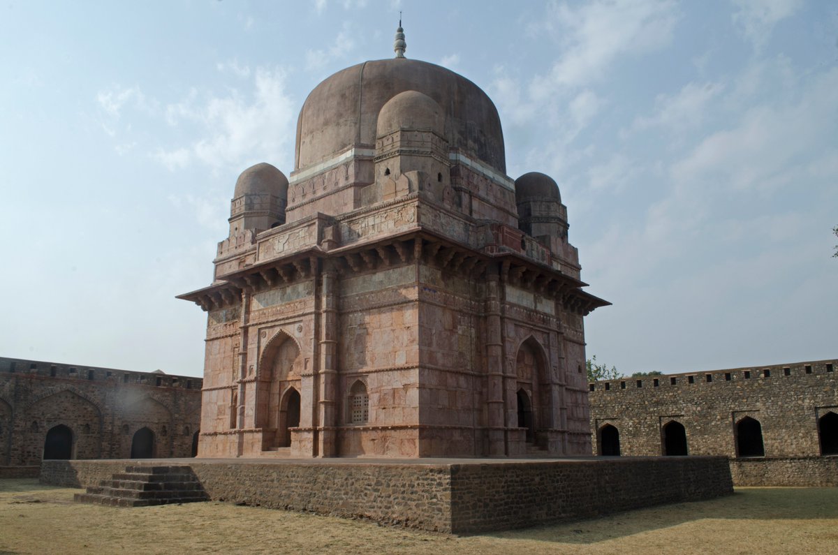 rangan_datta's tweet photo. Mandu the mighty citadel at the #heartofindia  #IncredibleIndia #MadhyaPradesh Ship like palaces, tales of eternal love and the taste of an #African fruit https://t.co/Vd2Ml1uzoj https://t.co/9vqgW0rCgb