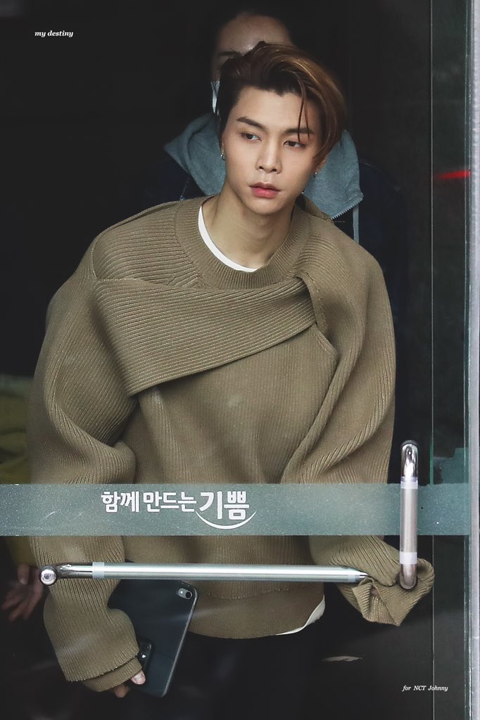 เป็นคนที่ชอบใส่เสื้อแบบงงๆอะ