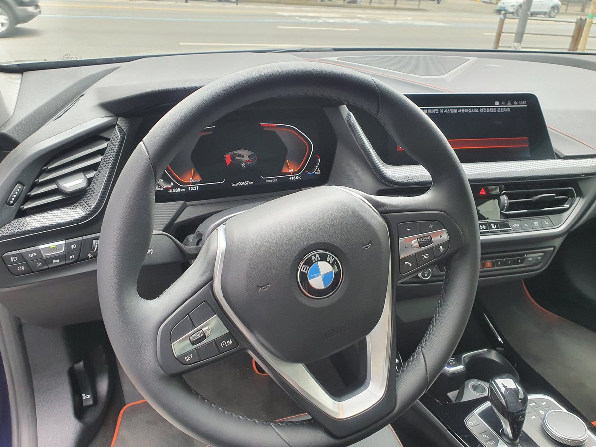 BMW_life's tweet photo. 안녕하십니까?
BMW 한독모터스 강북전시장 한종득 차장입니다.
새롭게 출시한 BMW NEW 118d sport
3920만원~4800만원의 총 4가지의 트림입니다.
118d Joy First Edition,118d Sport,118d M Sport,118d M Sport First Edition
고속연비 16.2km의 촤
최고의 컴팩스세단을 만나보십시요~~ https://t.co/88m28JiWoi