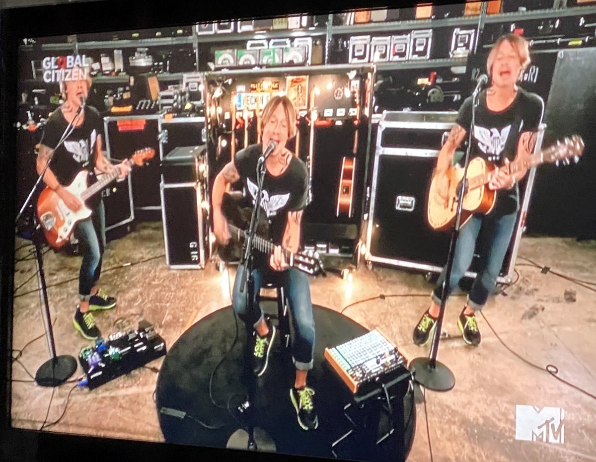 ItsDeana_'s tweet photo. Keith Urban on another level making his own 3 man band. https://t.co/9EqcYHK1ds
