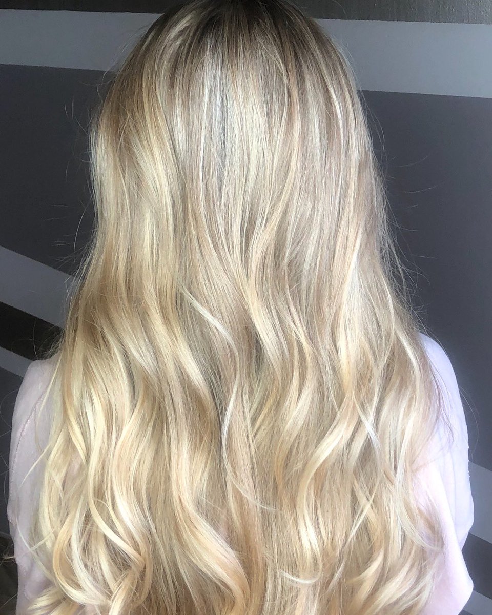 Wsalon1's tweet image. Blonde on blonde highlights with slight shadow root🤩
Stylist: Jeannette Jarvis 

#wsalonrochester #shadowroot #blonde #blondehighlights #longhair #hotd #haircolor #olaplex #goldwellcolor