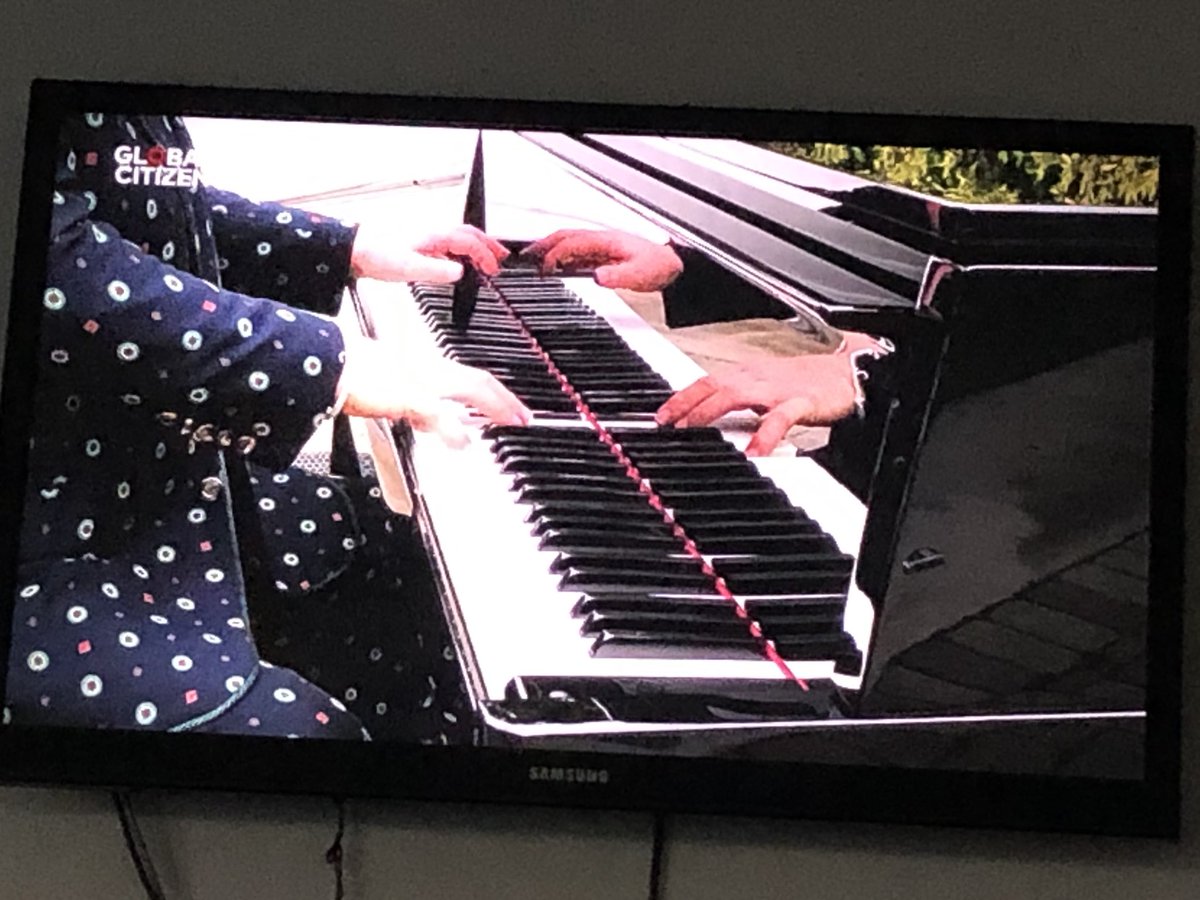 abperformart's tweet photo. @eltonofficial still standing... Making my night #GlobalCitizens https://t.co/cmf7DSelis