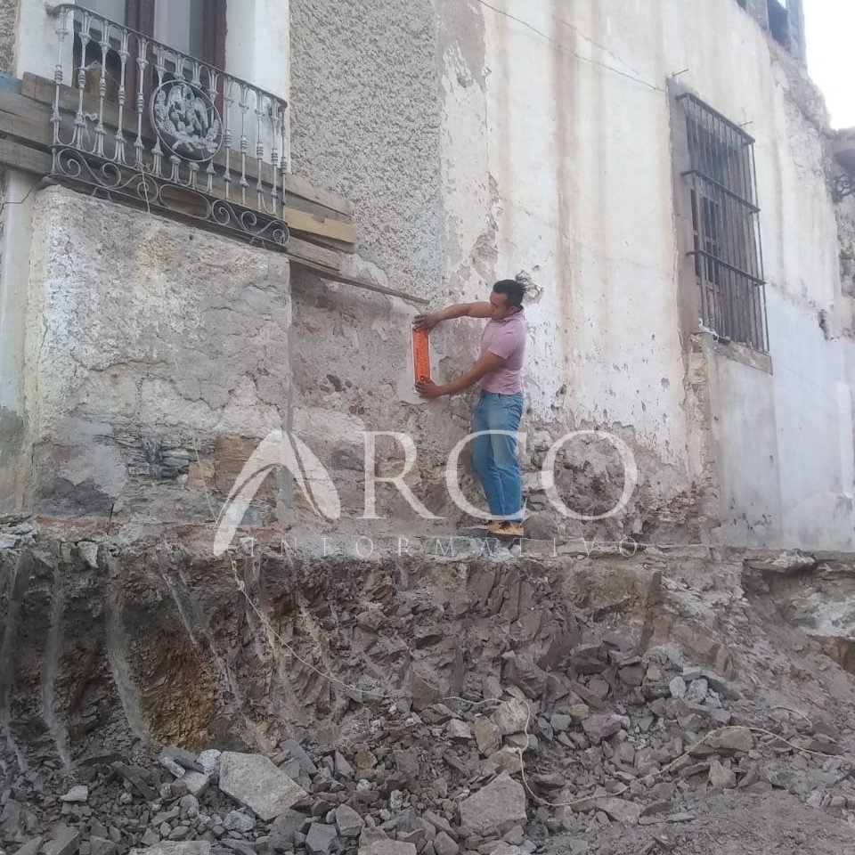 arcomatehuala's tweet photo. El día de hoy personal del INAH coloco los sellos de obra suspendida en el lugar donde se destruyó la banqueta en alto de la calle Lanzagorta en #RealDe14 , por no contar con los permisos correspondientes https://t.co/yLfXH1g3Un