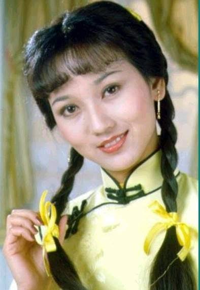 HaruhikoHideo's tweet photo. Look at Angie Chiu ( Chao YaChe) I think she hasn't aged a day since 1973, she's 65 years old now
And she get prettier as years go by.
Rumors said she drink this elixir if youth or she actually is a 10.000 years snake spirits 🤣🐍
#ChaoYaChe #AngieChiu https://t.co/XmB75kaUYk