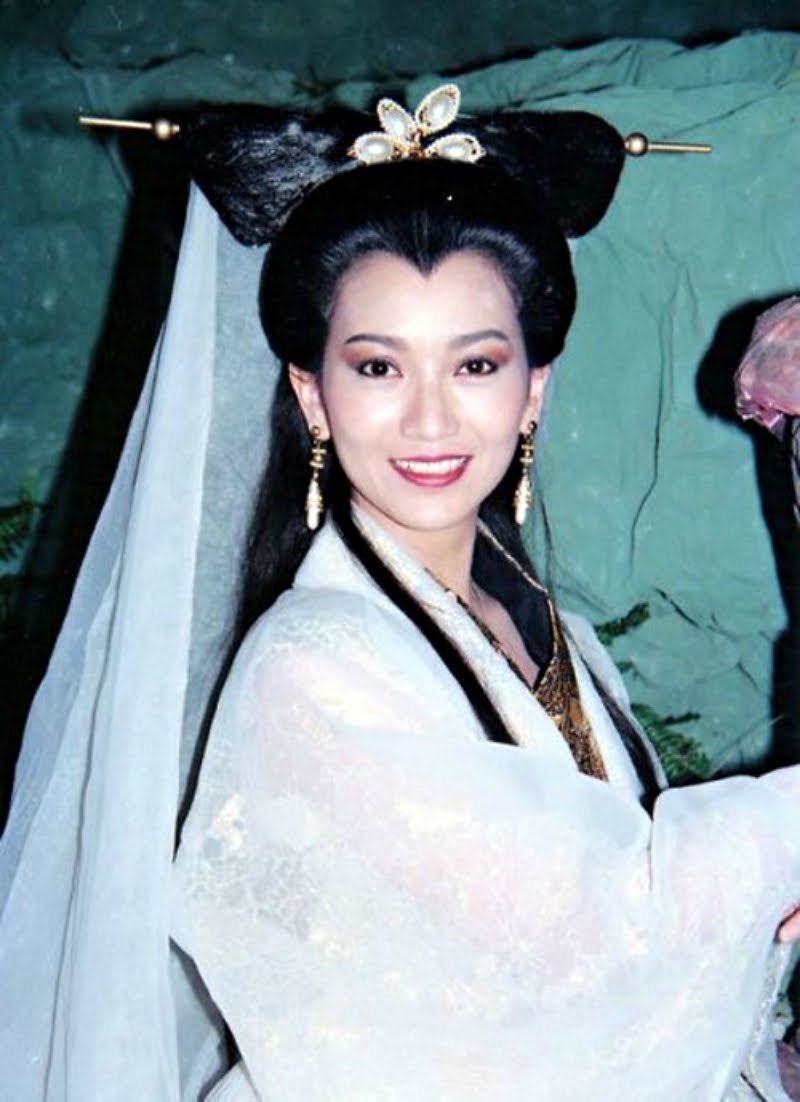 HaruhikoHideo's tweet photo. Look at Angie Chiu ( Chao YaChe) I think she hasn't aged a day since 1973, she's 65 years old now
And she get prettier as years go by.
Rumors said she drink this elixir if youth or she actually is a 10.000 years snake spirits 🤣🐍
#ChaoYaChe #AngieChiu https://t.co/XmB75kaUYk
