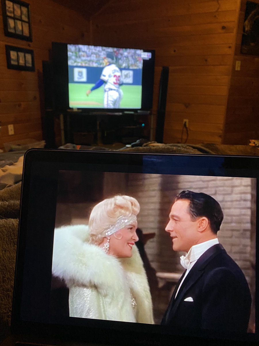 AlliFaricy's tweet photo. Singing in the Rain and 1991 World Series game 6. Pretty much sums up my quarantine. #musicalyear #imisssports #gotwinsgo https://t.co/6wXJw5mIax