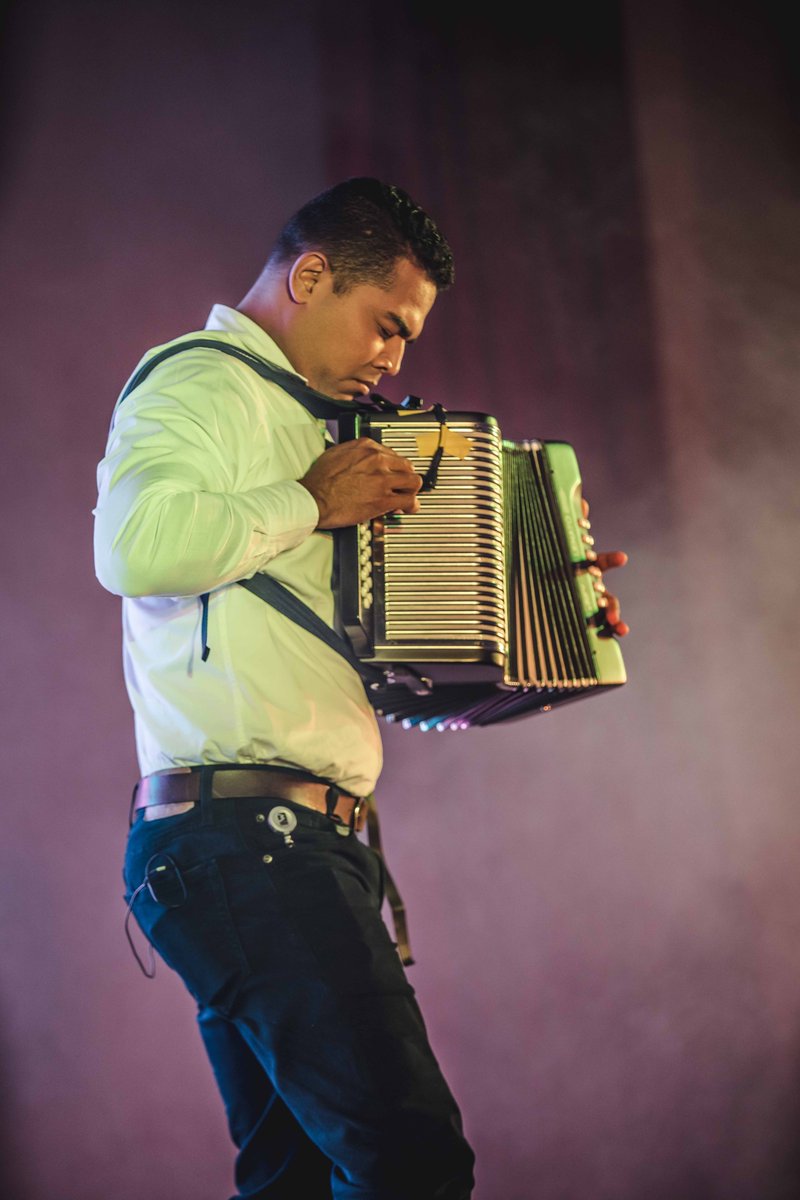 metrodemedellin's tweet photo. Le gustan todos los géneros musicales 🎶, aunque el vallenato 🌴 tiene un lugar especial en su corazón desde su niñez. Sus ídolos 🎤: Rafael Escalona, Leandro Díaz y los hermanos Zuleta, porque sus canciones hablan de anécdotas de vida plasmadas en canciones y poemas. https://t.co/XMdR1taf39