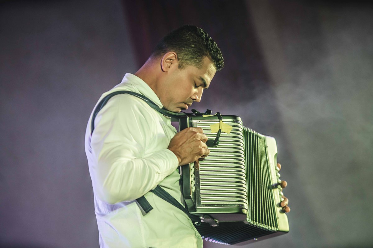 metrodemedellin's tweet photo. Le gustan todos los géneros musicales 🎶, aunque el vallenato 🌴 tiene un lugar especial en su corazón desde su niñez. Sus ídolos 🎤: Rafael Escalona, Leandro Díaz y los hermanos Zuleta, porque sus canciones hablan de anécdotas de vida plasmadas en canciones y poemas. https://t.co/XMdR1taf39