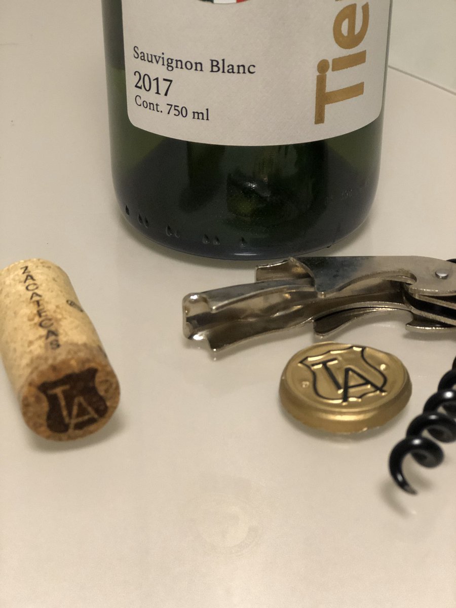VinedosMex's tweet photo. Esta cuarentena nos toca a todos apoyar, por eso prueba, prueba de todo, explora las zonas vinícolas de nuestro país, no salgas, pide que lleguen a tu casa, degusta todas las etiquetas que quieras, solo te pido un favor: ¡Qué sea Vino Mexicano! Y cuando los pruebes, compártelo 😃 https://t.co/iNnRxFPeMe